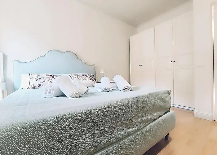 Elegant 5 Minutes From The Subway Apartment *
