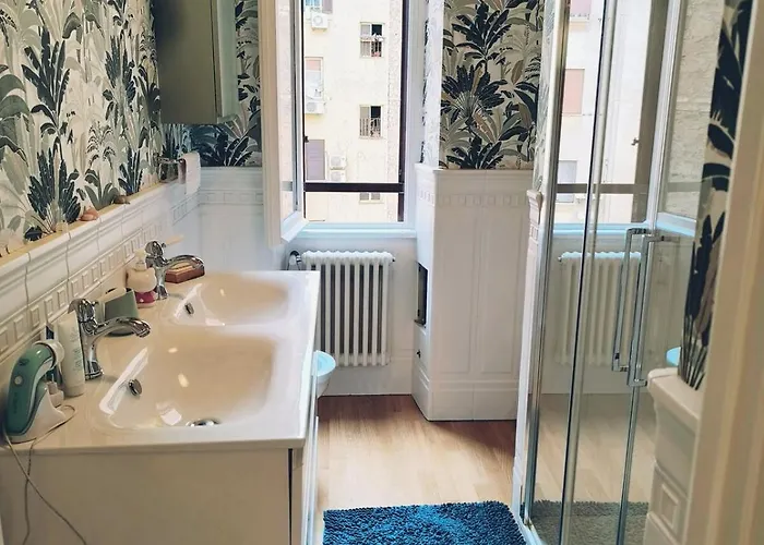 Elegant 5 Minutes From The Subway